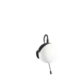 Kylpyhuone, jossa on vinot seinät, inspiraatio, kylpyhuonekalusteet liilaa, elegantit kehysovet, kaunis soikea peili lampulla, kaunis ja käytännöllinen hylly, liilaksi maalattu seinä ja harmaa kalanruotolattia, jotka antavat elegantin ja modernin ilmeen.