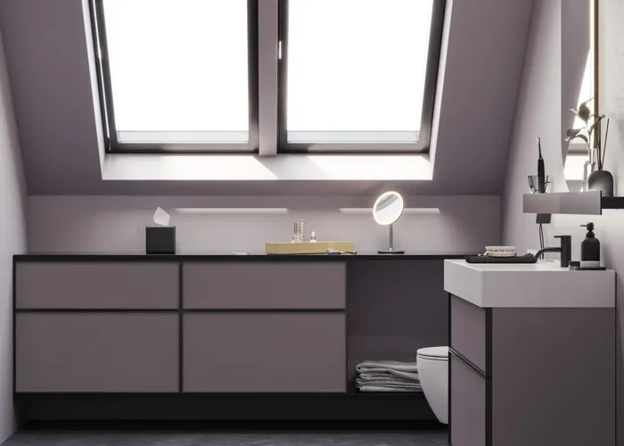 Kylpyhuone, jossa on vinot seinät, inspiraatio, kylpyhuonekalusteet liilaa, elegantit kehysovet, kaunis soikea peili lampulla, kaunis ja käytännöllinen hylly, liilaksi maalattu seinä ja harmaa kalanruotolattia, jotka antavat elegantin ja modernin ilmeen.