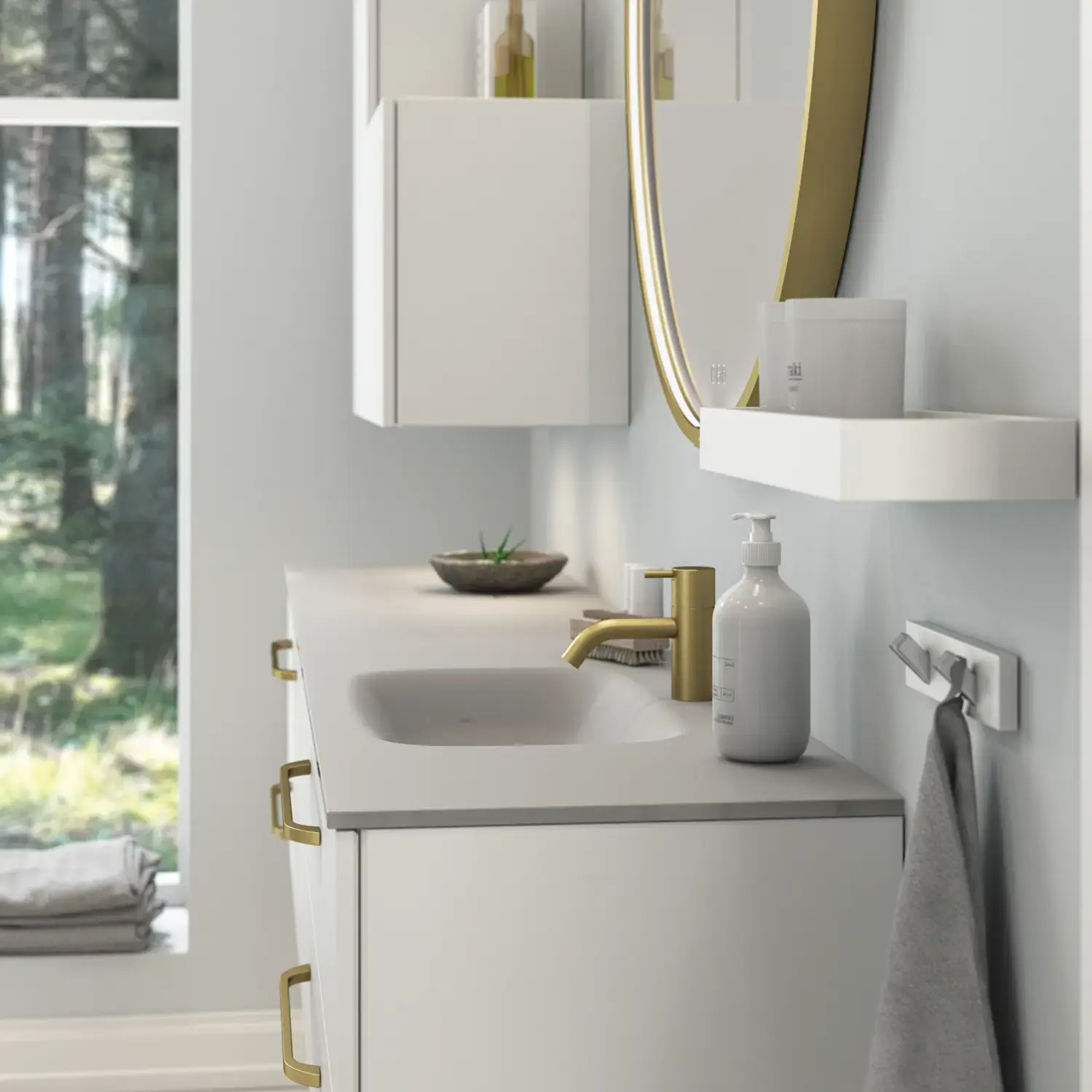 Large and romantic bathroom with brass framed round mirror