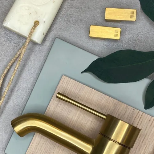Bathroom mood board with blue tile, light wood finish, brass tap and brass accents – a warm and exclusive colour combination.