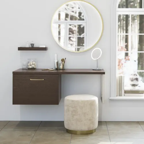 Nordic style bathroom inspiration with vanity unit and base cabinets in smoked oak, makeup area, side-mounted sink, round mirror with brass frame, and visible charming wooden beams.